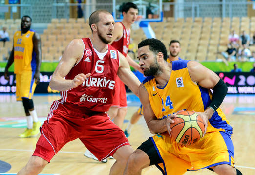 Turkiets Sinan Guler och Sveriges Jeffery Taylor i matchen