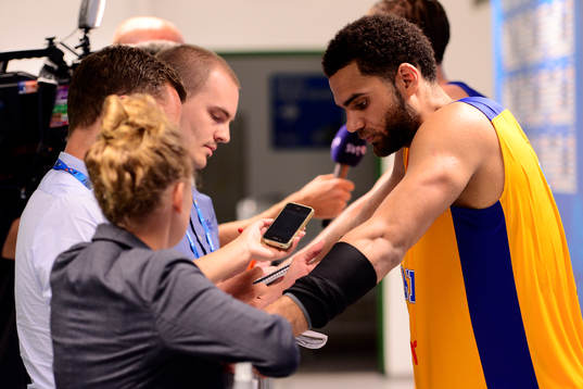 Sveriges Jeffery Taylor blir intervjuad i mixade zonen