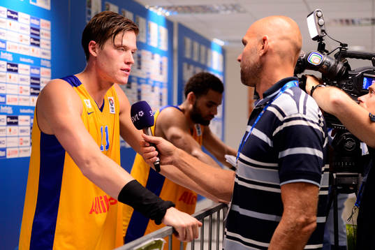 Sveriges Jonas Jerebko  blir intervjuad av Svt