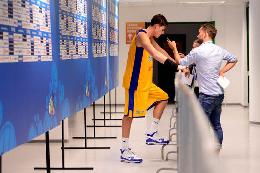 Sveriges Jonas Jerebko blir intervjuad