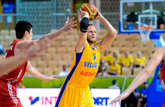 Sveriges Jonathan Skjöldebrand med bollen i matchen mellan