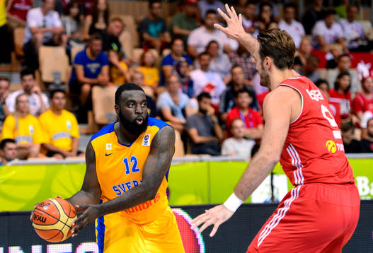 Sveriges Brice Massamba i matchen mellan Sverige och Turkiet