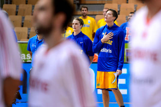 Sveriges Ludvig Håkanson och Jonas Jerebko sjunger