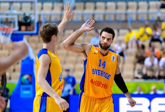 Sveriges Jeffery Taylor (hg) gör high-five med Ludvig