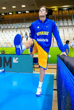 Sveriges Jonas Jerebko värmer upp innan matchen mellan