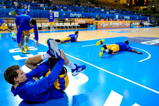 Sveriges Viktor Gaddefors stretchar innan matchen mellan