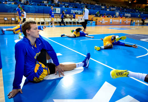 Sveriges Viktor Gaddefors stretchar innan matchen mellan