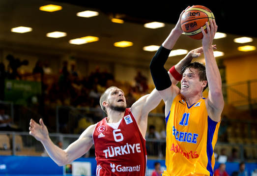 Kamp mellan Turkiets Sinan Guler och Sveriges Jonas Jerebko