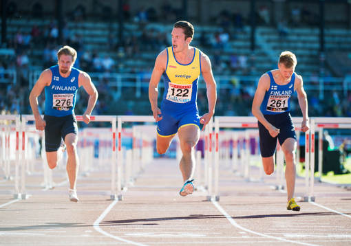 Sveriges Philip Nossmy (mitten) vinner 110 meter häck