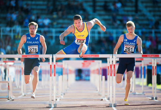 Sveriges Philip Nossmy (mitten) vinner 110 meter häck