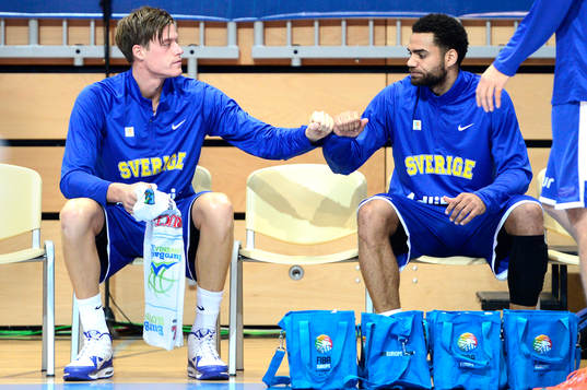 Sveriges Jonas Jerebko och Jeffery Taylor laddar