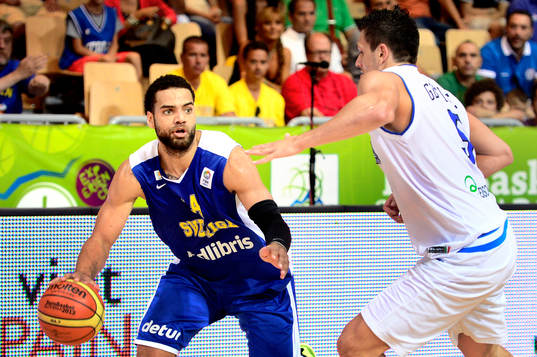 Sveriges Jeffery Taylor utmanar Italiens Alessandro Gentile