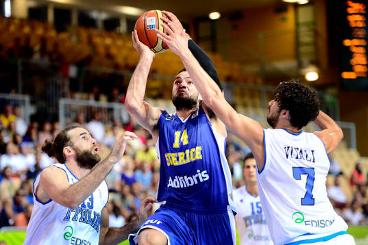 Sveriges Jeffery Taylor tar sig förbi Italiens Luigi