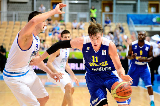 Sveriges Jonas Jerebko tar sig förbi Italiens Guido