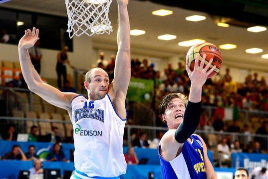 Sveriges Jonas Jerebko letar läge bakom Italiens Marco