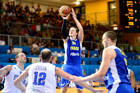 Sveriges Viktor Gaddefors skjuter i matchen mellan Italien