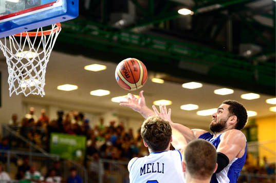 Sveriges Jeffery Taylor i matchen mellan Italien och Sverige