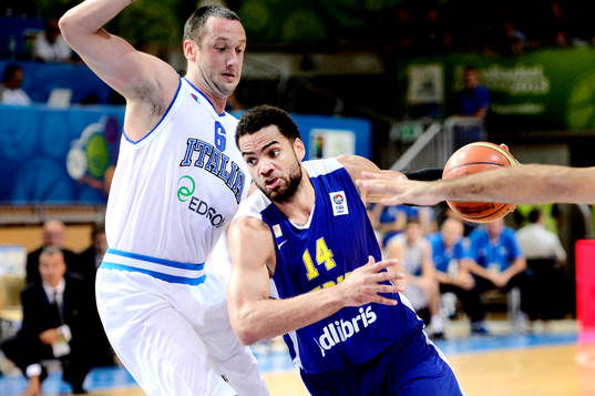 Italiens Guido Rosselli och Sveriges Jeffery Taylor i