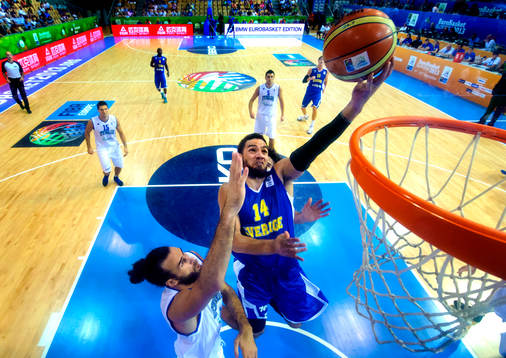 Sveriges Jeffery Taylor hoppar upp mot korgen i matchen