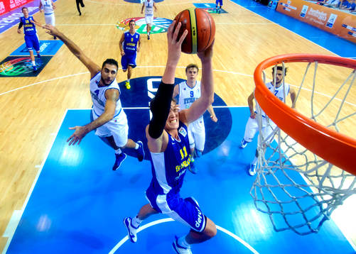 Sveriges Jonas Jerebko hoppar upp mot korgen i matchen