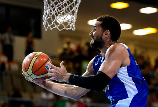 Sveriges Jeffery Taylor hoppar upp mot korgen i matchen