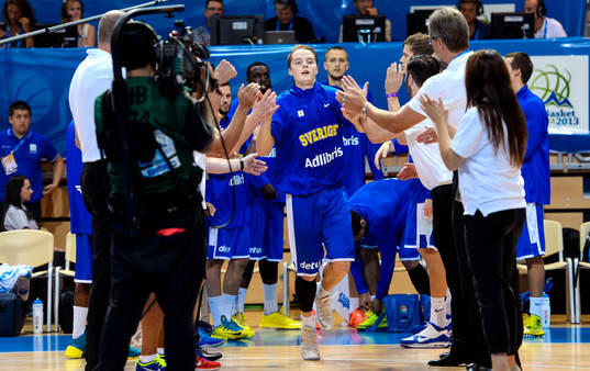Sveriges Ludvig Håkanson gör high-five med laget innan