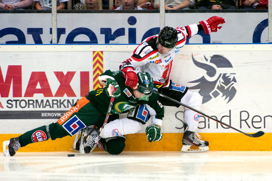 Färjestads Ludwig Byström och Örebros Martin Johansson