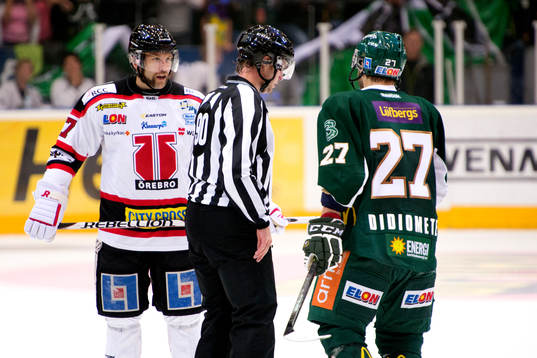 Bråk mellan Örebros Emil Kåberg och Färjestads Devin