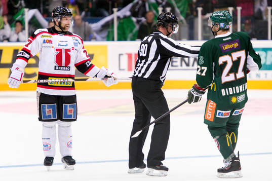 Bråk mellan Örebros Emil Kåberg och Färjestads Devin