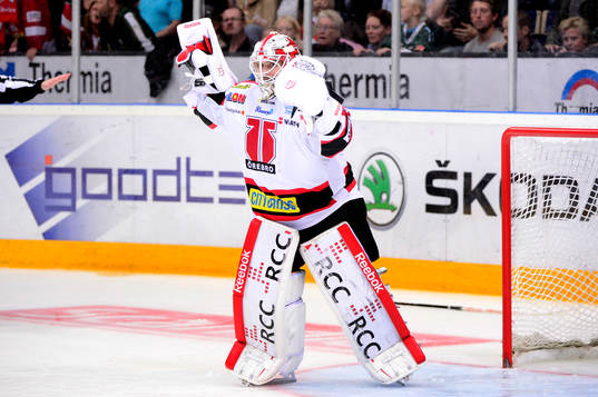 Örebros målvakt Tim Sandberg jublar