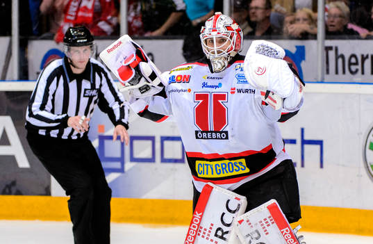 Örebros målvakt Tim Sandberg jublar