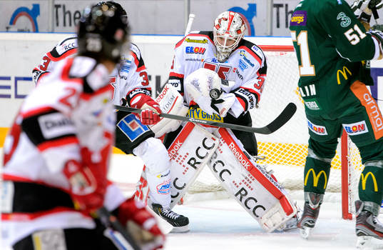 Örebros målvakt Tim Sandberg tar emot pucken med