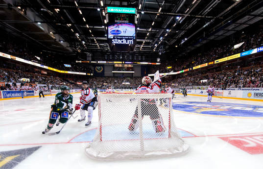 Pucken går över Örebros målvakt Tim Sandberg