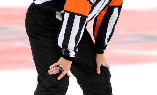 Visselpipa på domarens hand