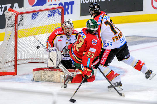 Frölundas Jonas Ahnelöv (ej i bild) gör 2-1 bakom