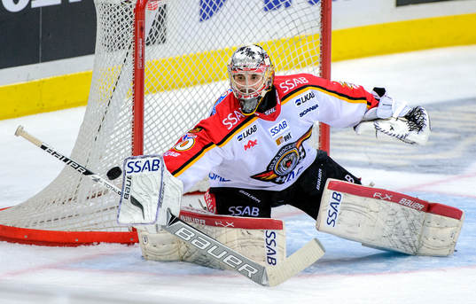 Luleås målvakt Daniel Bellissimo stöter bort pucken