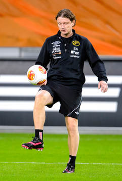 Elfsborgs klubbchef Stefan Andreasson trixar med en boll
