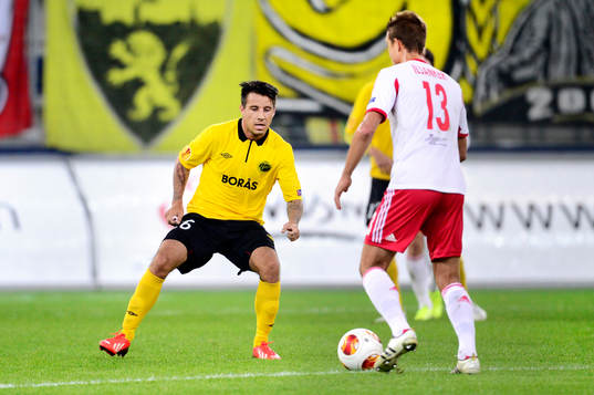 Elfsborgs Mikkel Beckmann utmanas av Salzburgs Stefan