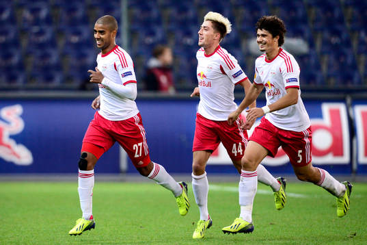 Salzburgs Alan jublar med Kevin Kampl och André Ramalho