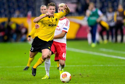 Elfsborgs Marcus Rohdén fälls av Salzburgs Kevin Kampl