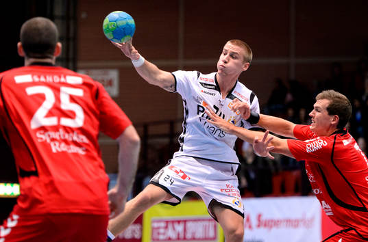 Redbergslids Linus Arnesson passar bollen