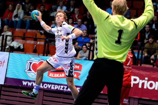 Redbergslids Charlie Sjöstrand hoppar mot mål