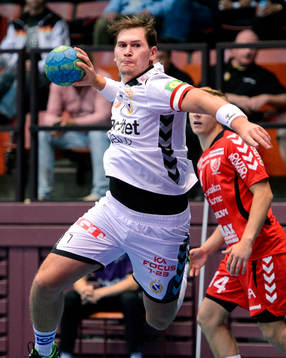 Redbergslids Lars Bernhardsson laddar för skott