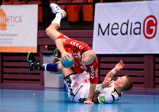 GUIFs Mathias Tholin faller över Redbergslids Linus