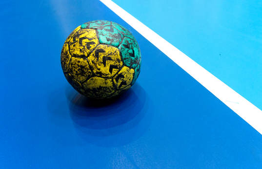 Em boll på planen innan handbollsmatchen i Elitserien