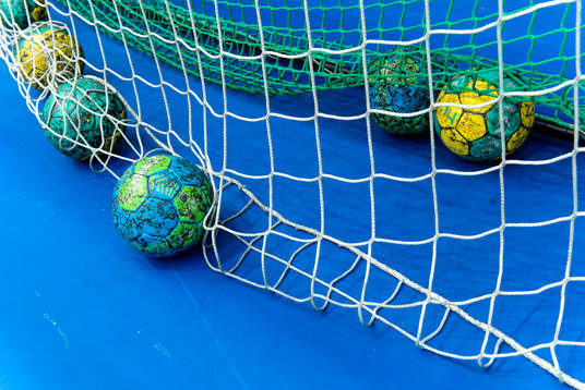 Flera bollar i målet innan  handbollsmatchen i Elitserien