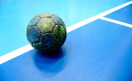 En handboll på planen innan handbollsmatchen i Elitserien