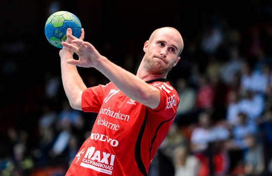GUIFs Mathias Tholin laddar för skott