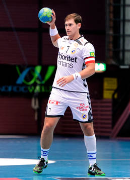 Redbergslids Lars Bernhardsson med bollen