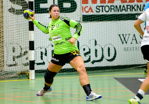 Sävehofs målvakt Filippa Idéhn kastar ut bollen